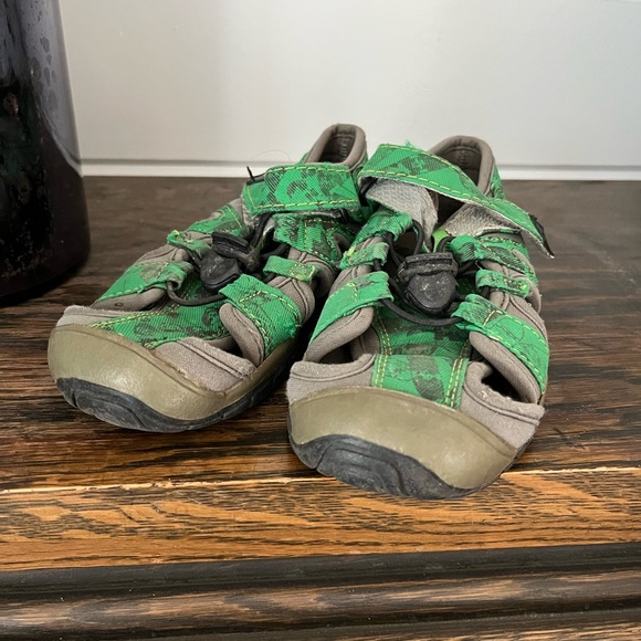 Old Navy Green Sandal, youth, fair condition, size 11 - Picture 4 of 9